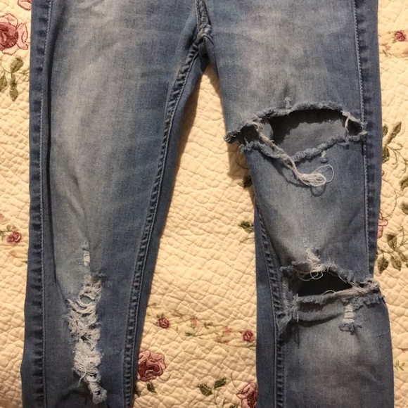 Hollister Jean - Picture 6 of 8